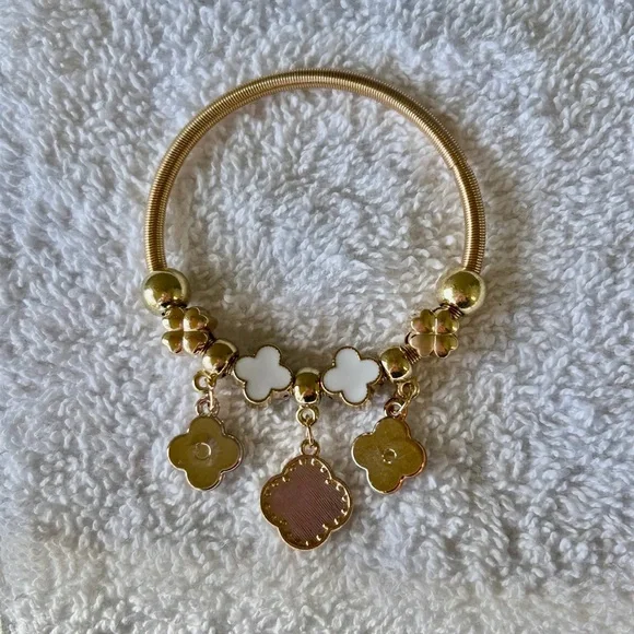 Stylish Gold and White Clover Stretch Bracelet - Picture 6 of 6